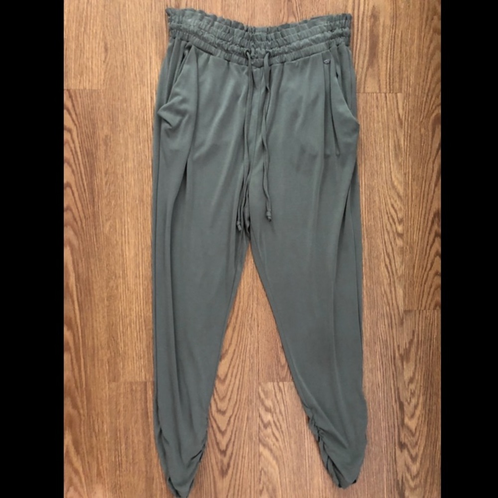 Army green scrunch waist pants